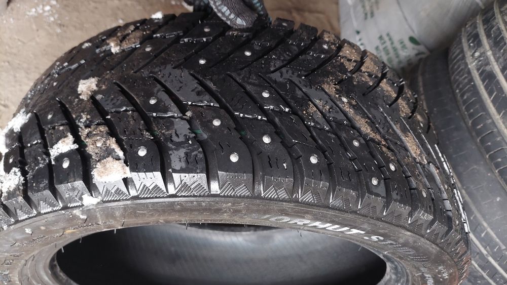 Продам два зимних баллона.