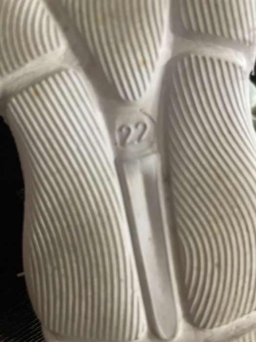 Продам детские кроссовки