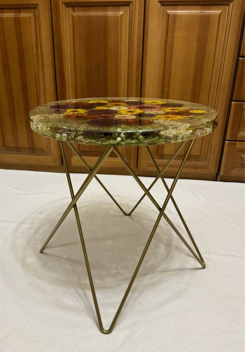 Стол из эпоксидной смолы.