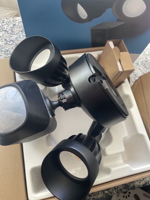 Camera de supraveghere RING Floodlight Cam Wired Plus Model 5AT3T2 Black cu Senzor de miscare