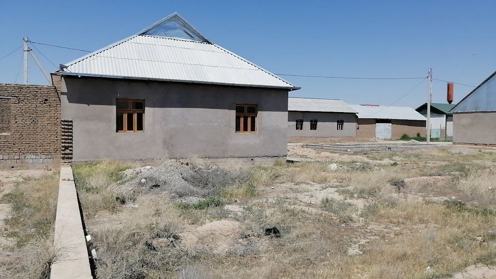 4 хонали уй тўлиқ битмаган срочно сотилади. Огород 6 сотих.