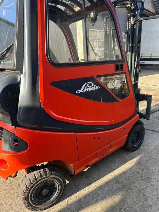 Se vinde STIVUITOR LINDE din 2000