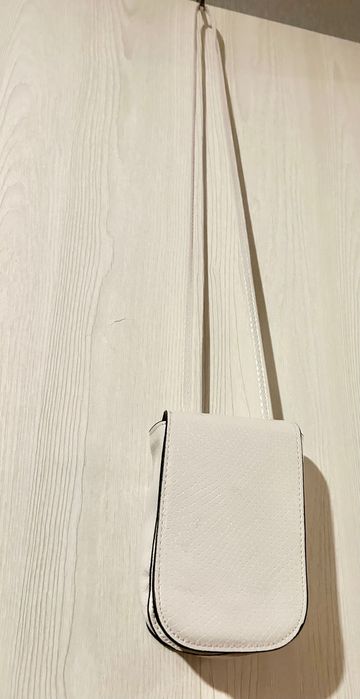 Бяла малка чантичка