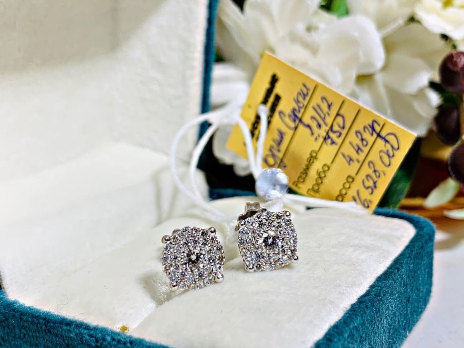 Изящные золотые серьги модели «Пусеты» с бриллиантами