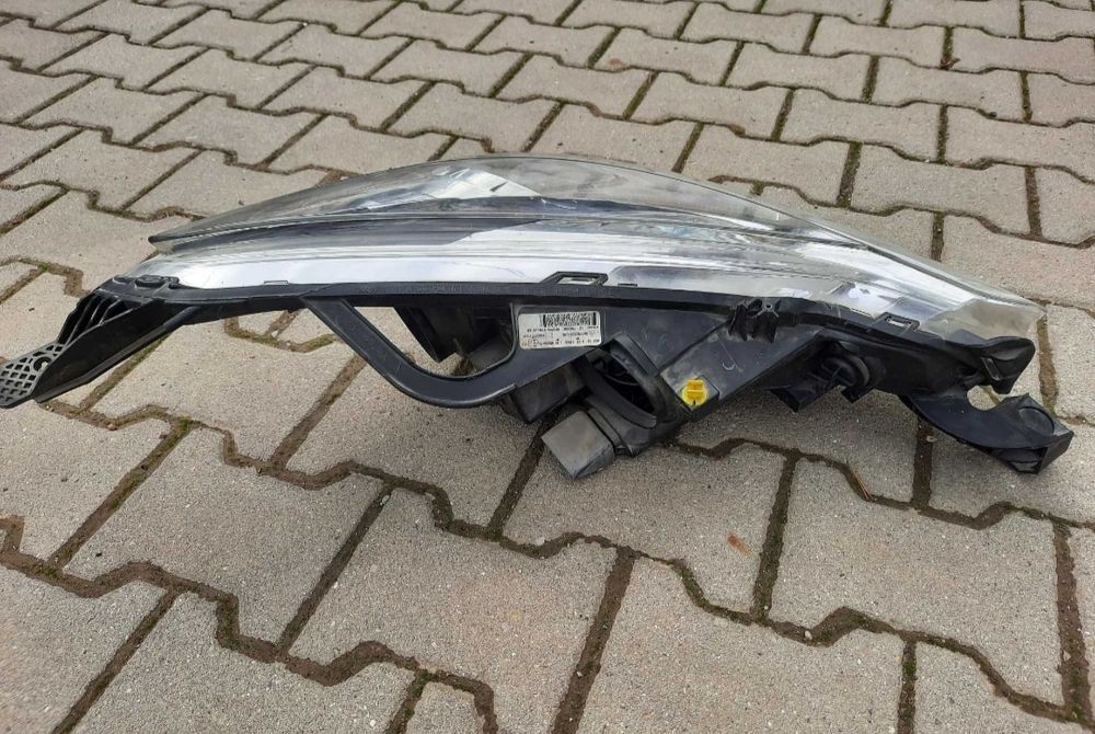 Оригинален десен фар за Citroen C3 (2009-2016) Продавам оригинален дес