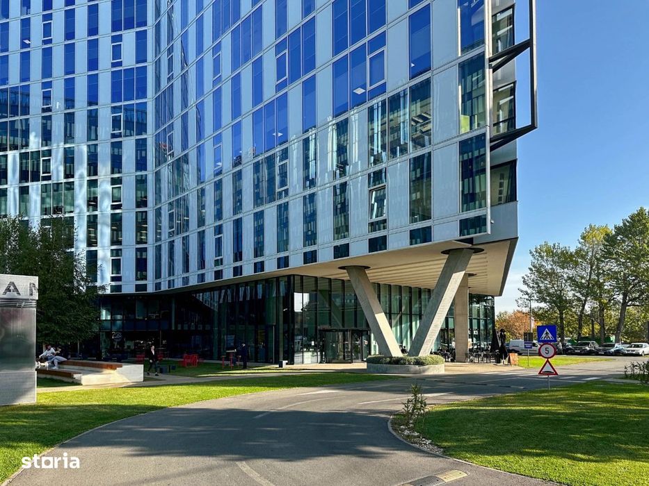 Rezervați un loc de lucru în Spaces Business Garden