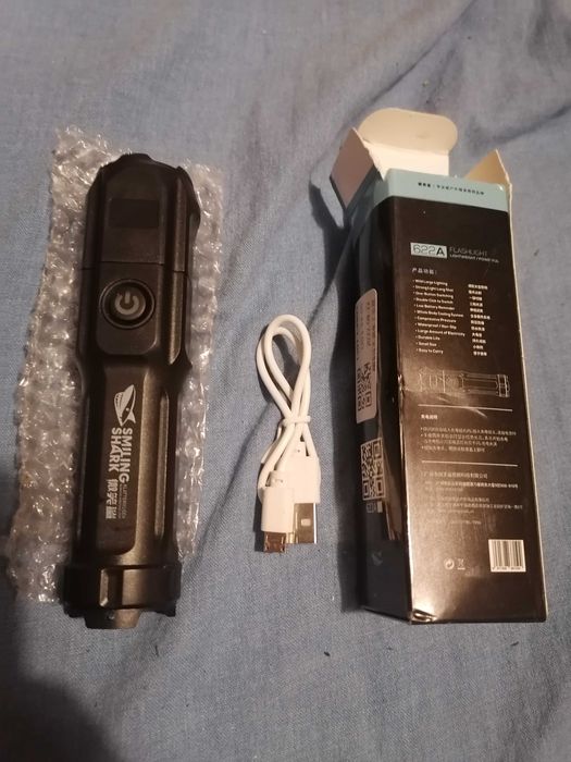 Продавам фенер с акумулаторна батерия ЧИСТО НОВО