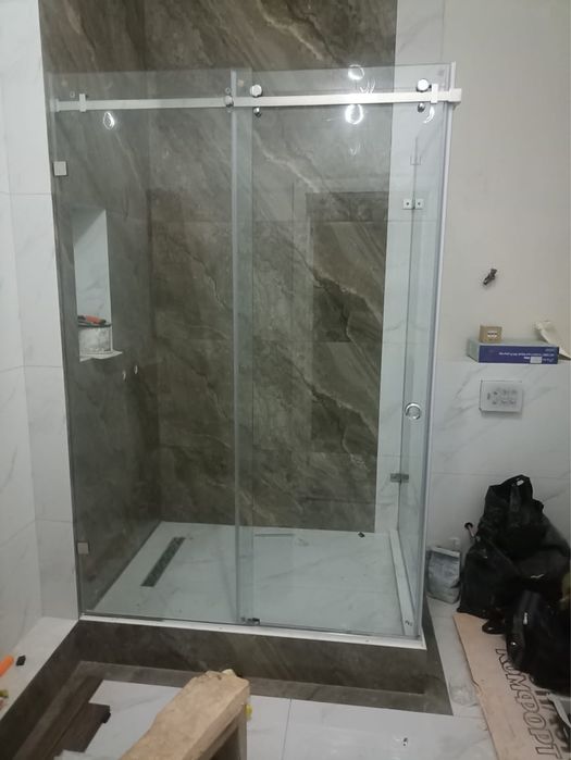 Стеклянные душевые кабины