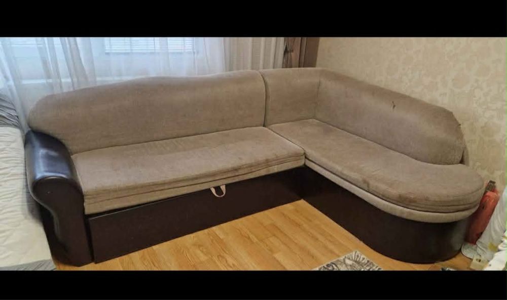 Ъглов диван разтегателен има и ракла
