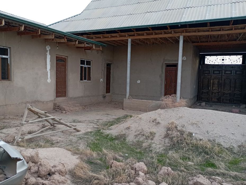 Uy sotiladi narxini kelishtirib beramiz