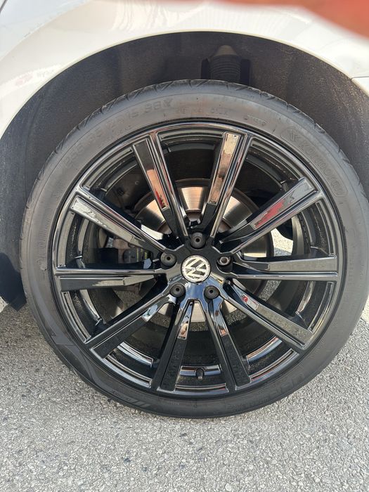 Продавам джанти с гуми 19-ки 5х112 57.1 джантите са от passat B8 чисто нови карани са няколко дни без нито една драскотина