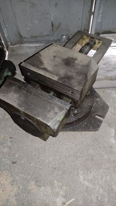 Тиски станочные токарно-фрезерные