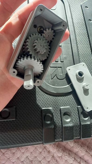 Кутия - редуктор със зъбни колела от пластмаса