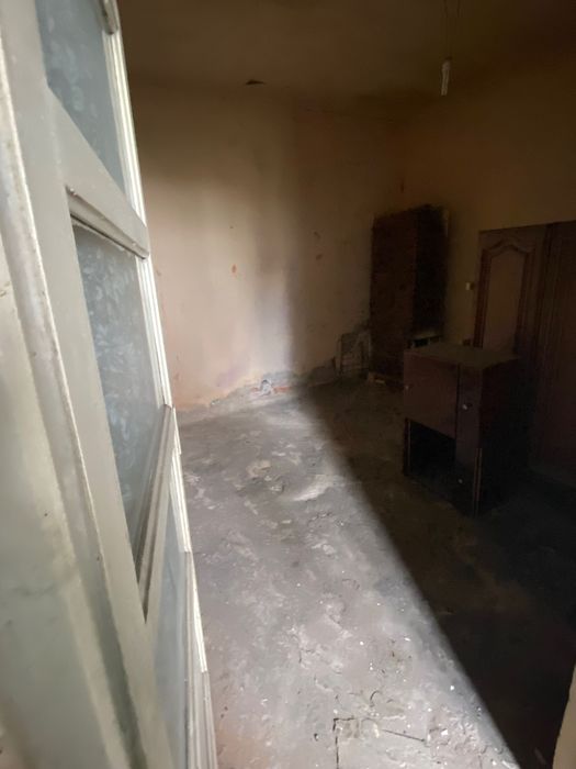 Locația cu casa și garaj…  0758728367