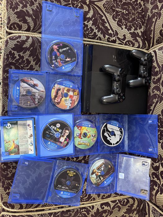 Продам SONY PlayStation 4
