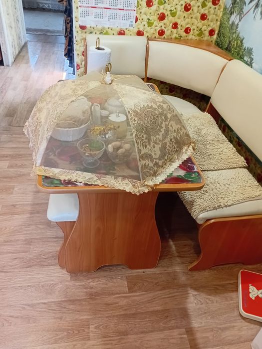 кухонный стол с угловым диванчиком