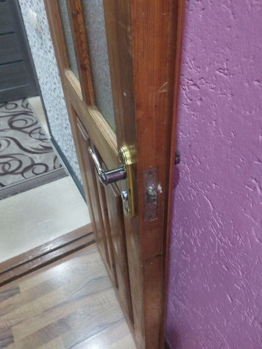 Продам деревянную дверь.