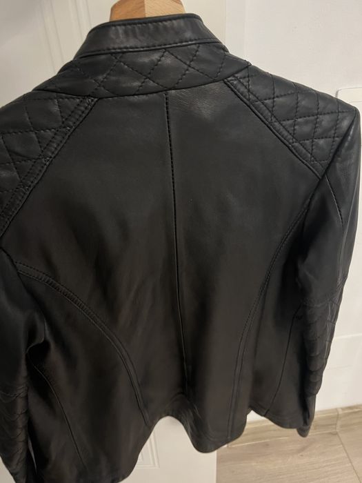 Vand geaca din piele stare foartr buna