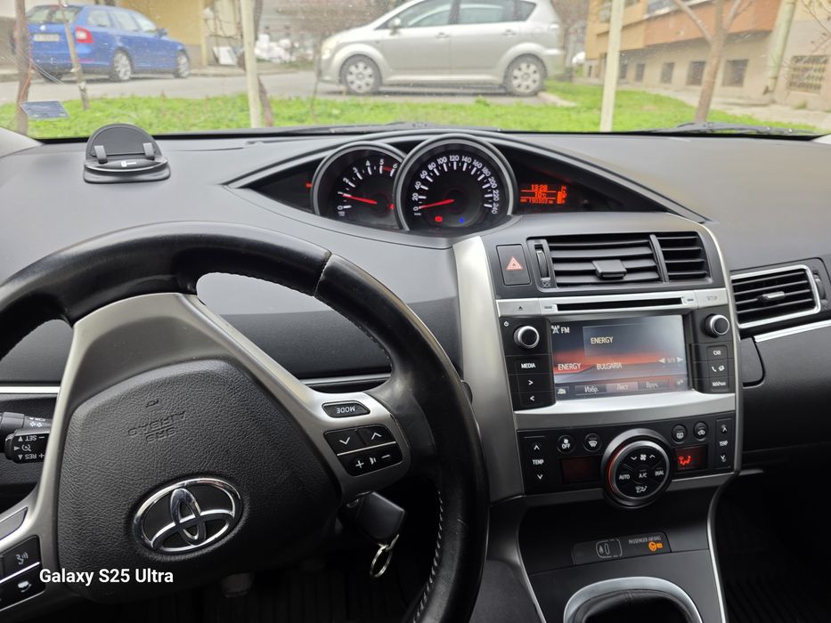 Продавам Тойота Версо