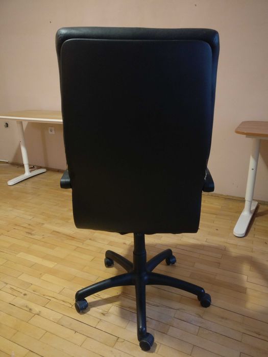 Офис стол с висока облегалка