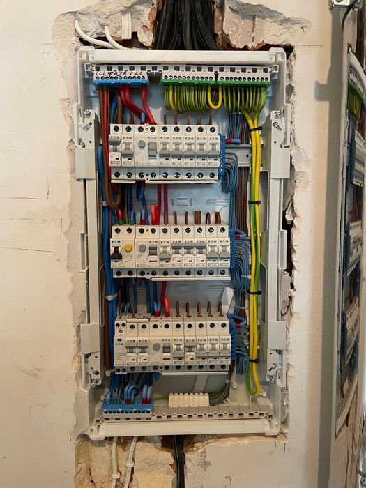 Електромонтажни услуги. Електроинсталации. Електротехник.