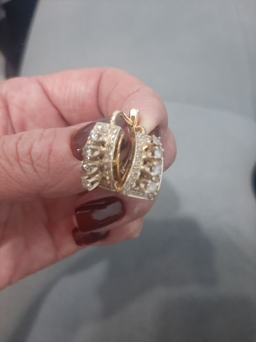 Продам золотые серьги с бриллиантами