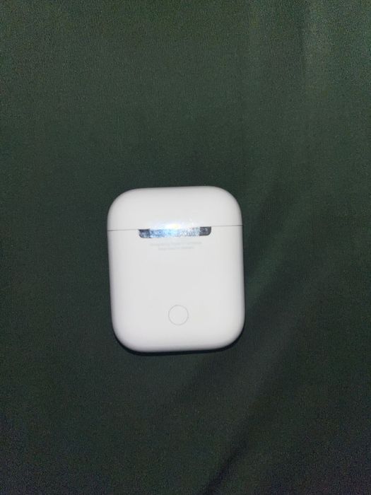 Продам кейс оригинал airpods 2