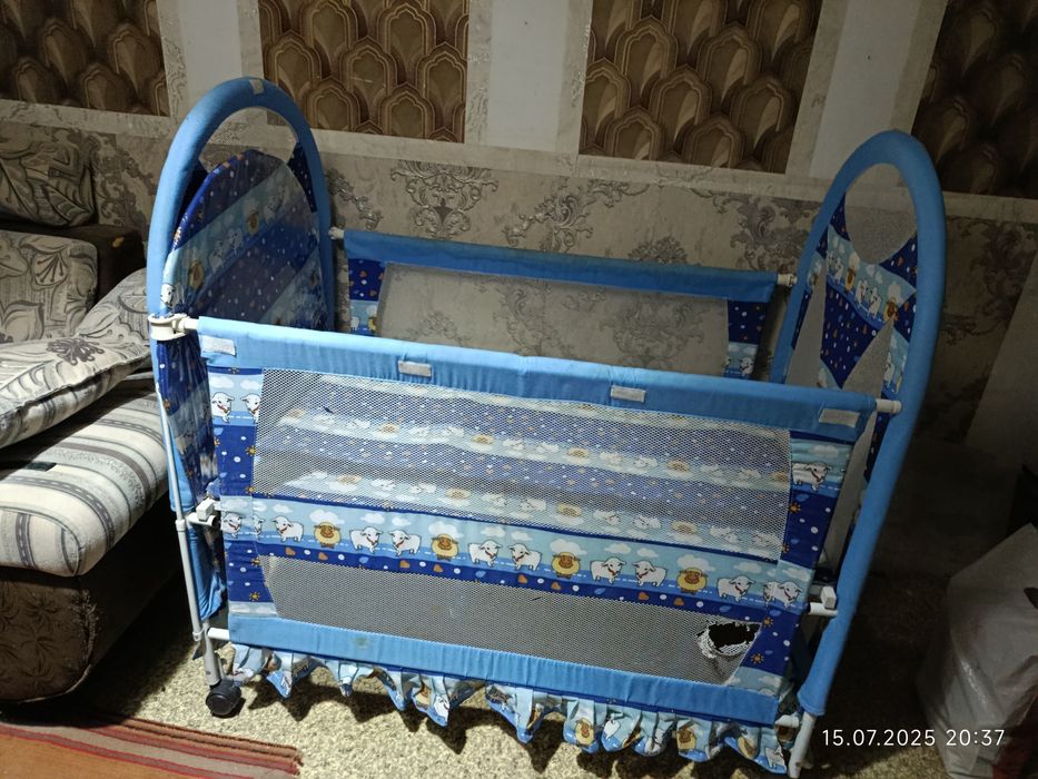 Продаётся детская кроватка на колёсиках