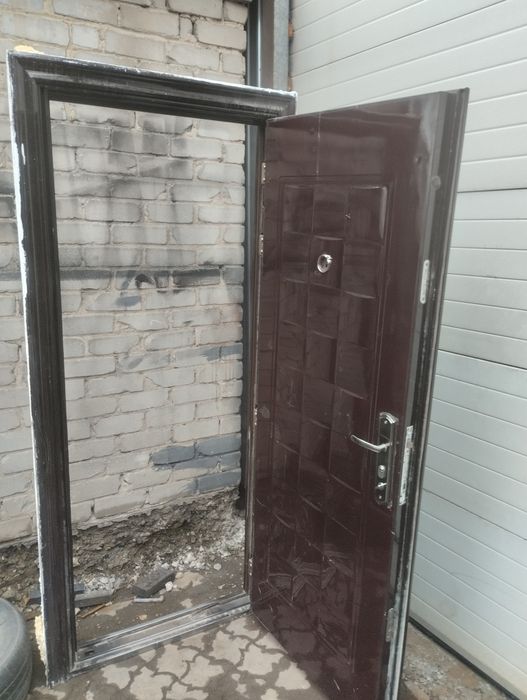 Продам металлическую дверь