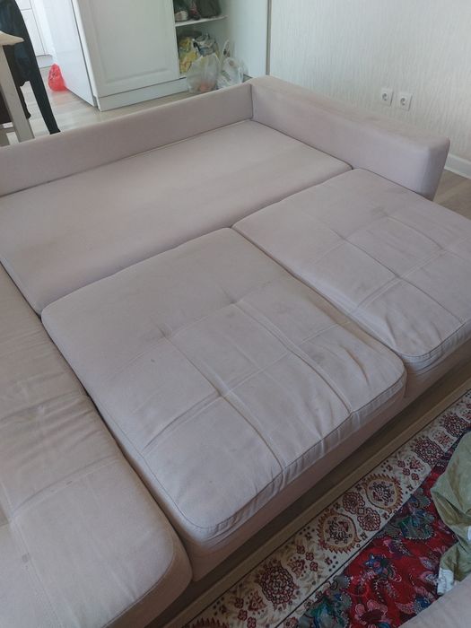Диван с подушками