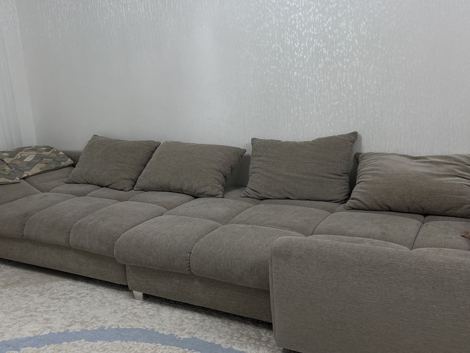 Диван серый.