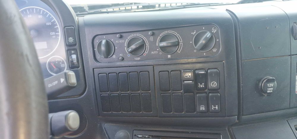 Camion basculabil cu macara