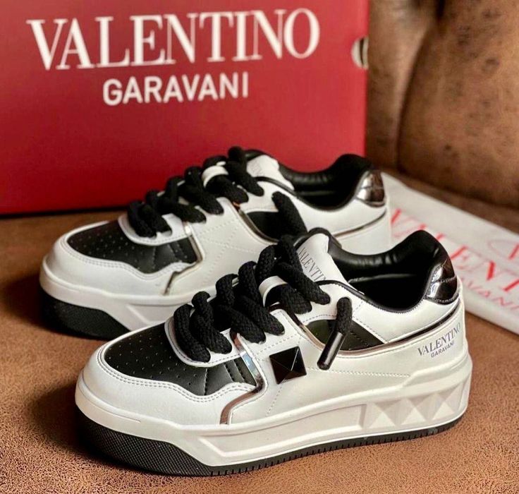Adidași Valentino Garavani One Stud Diverse Modele