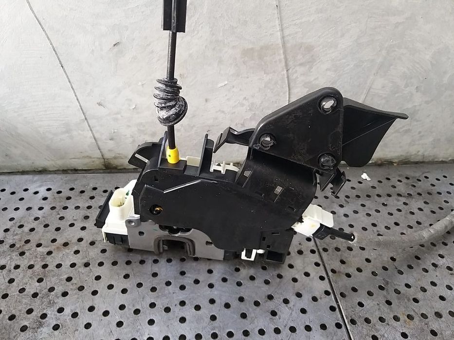 Broasca usa stanga fata mercedes c class w204 a2047232708
