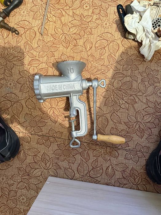 МЕСОМЕЛАЧКА ръчна --здрава РУСКА мелачка за месо или домати