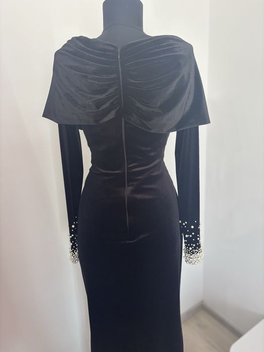 Rochie lungă din catifea neagră, detalii cu perle