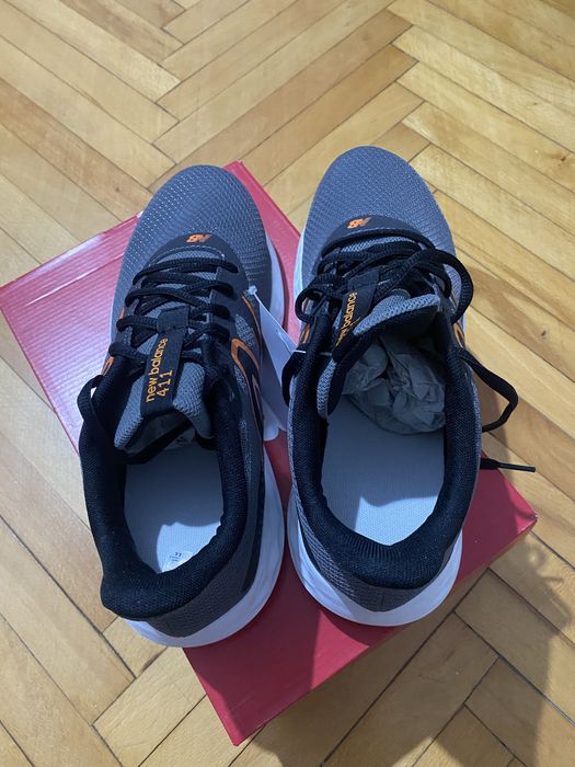 New balance noi marimea 42,5