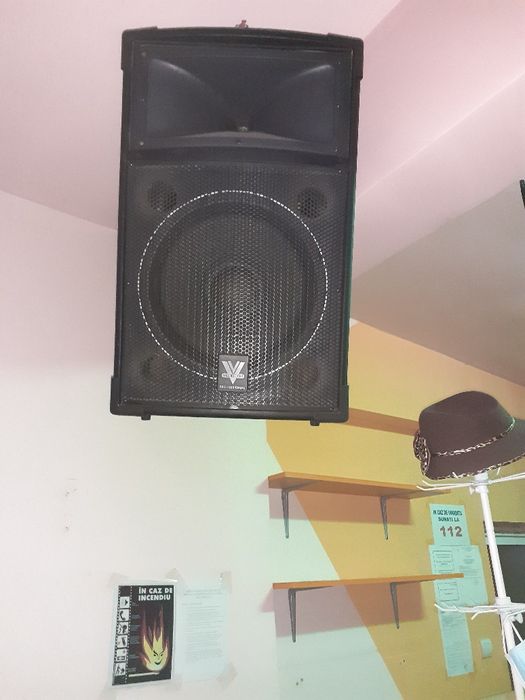 Vînd 4 bocse o stație