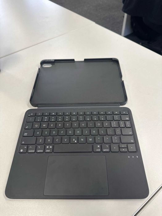 Husă cu tastatură ESR + trackpad – iPad Air 4/5/6 10.9" și Pro 11"