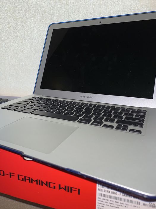 Macbook air 13 2013 (+airpods)