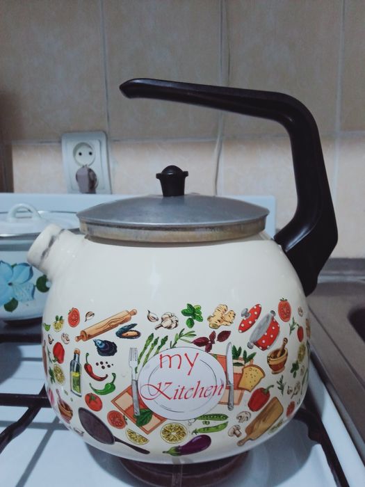 Продам чайник эмалированный