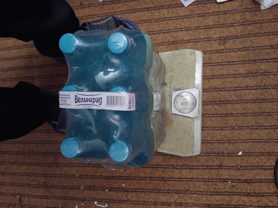 Продавам стар кантар за телесно тегло.