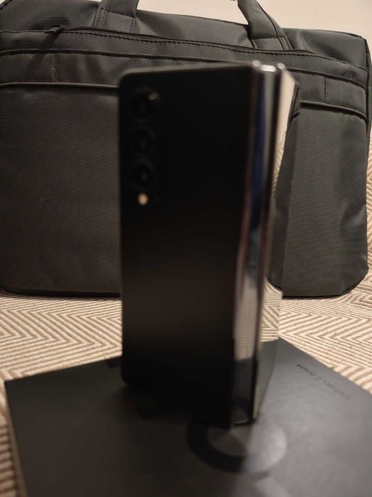 Продавам Samsung Galaxy Z Fold 4 перфектен с 6 месеца гаранция