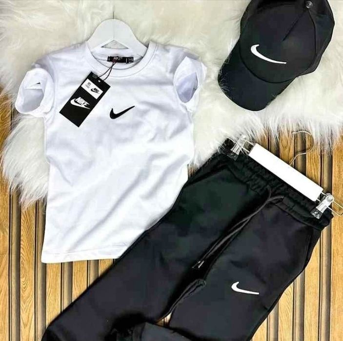 Детски комплект от 2г до 10г. Памучна материя, невероятно качество.