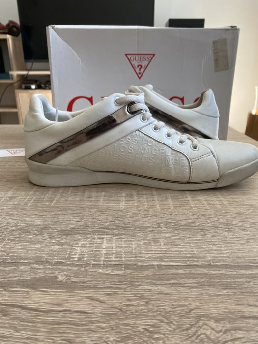 Бели кожени обувки Guess