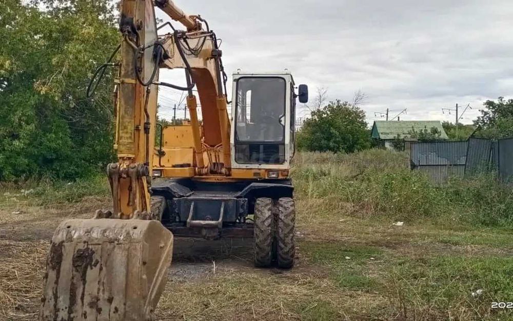 Срочно продам экскаватор. Состояние хорошее. Всё работает.