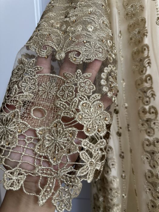 Платье нарядное в хорошем состояние