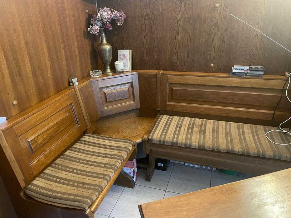 Mobilier vechi: masă de sufragerie și colțar de bucătărie