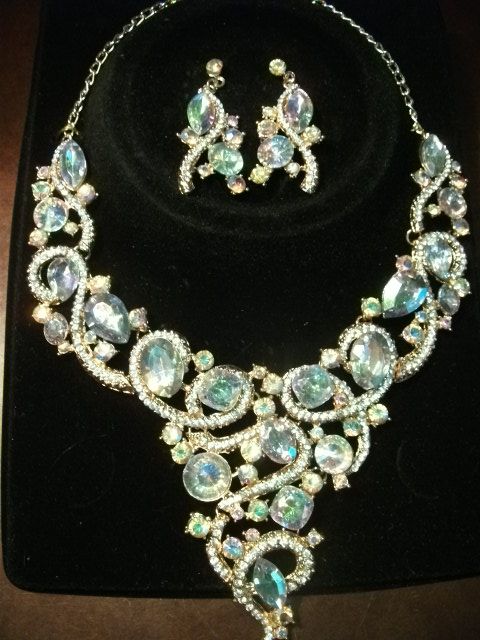 Продам новый комплект украшений.