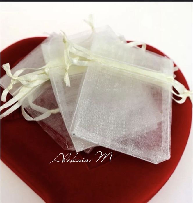 на едро и дребно нови торбички от органза с връзки бижута подаръци